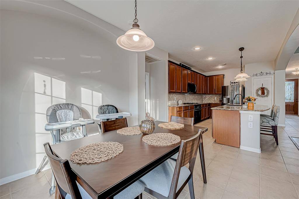 breakfast nook/table area off kitchen
