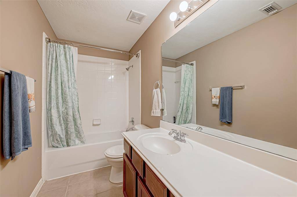 secondary bath, 2nd floor
