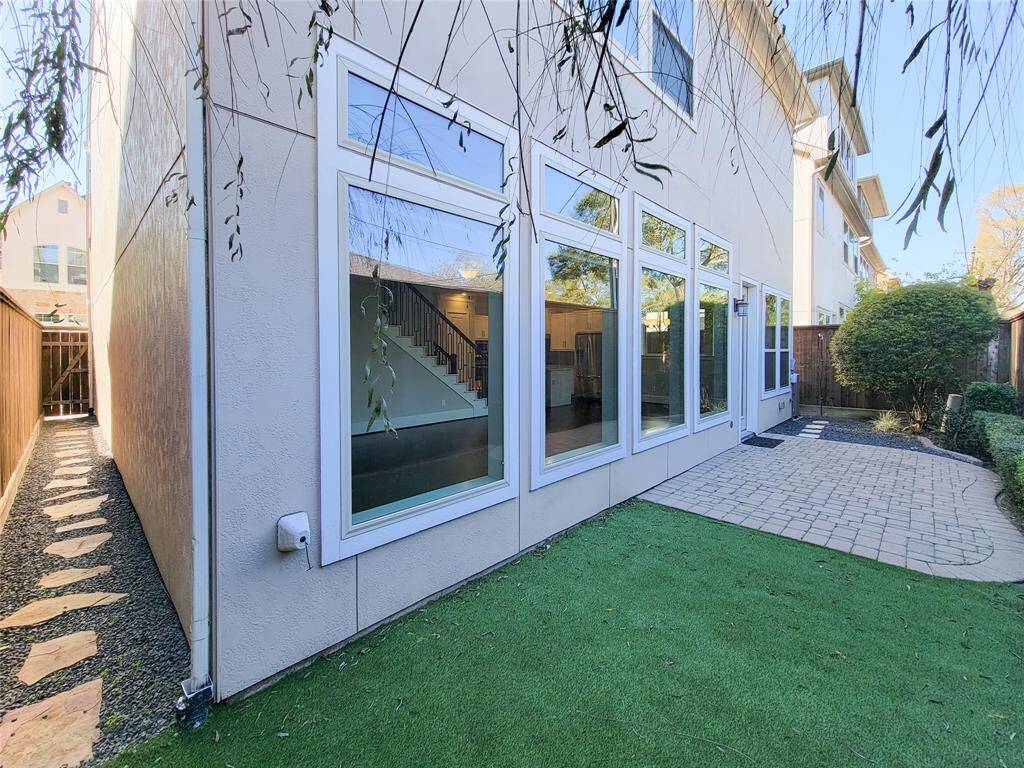 the sideyard is easy to maintain with stones and gravel, always clean and maintained!