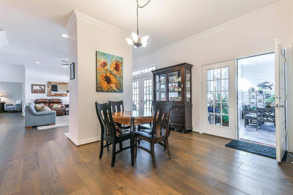 Separate breakfast area