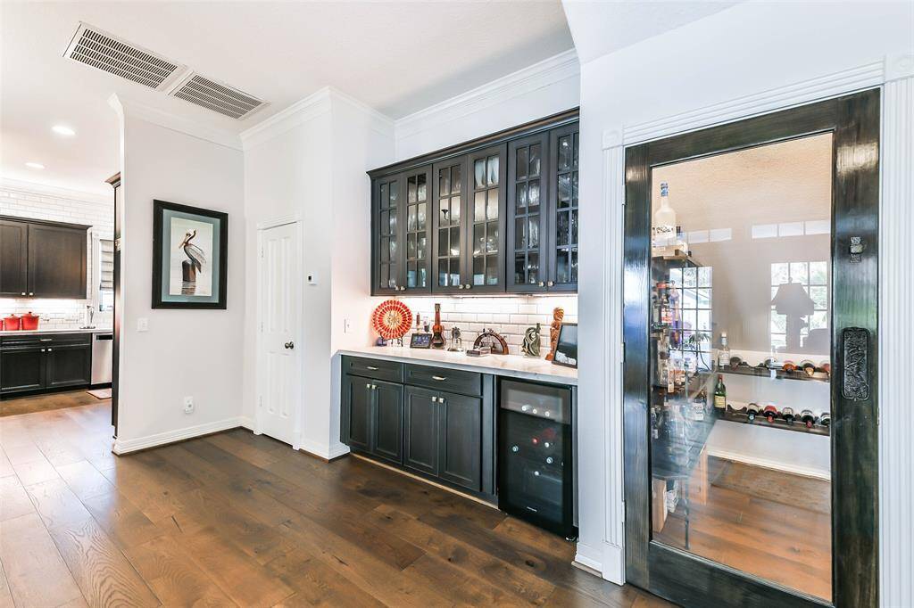 Bar and wine closet