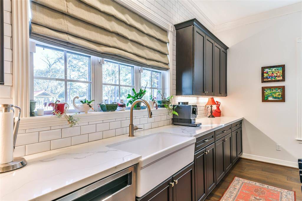 Farm sink and quartz countertops
