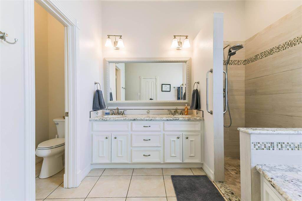 Main house en-suite bath