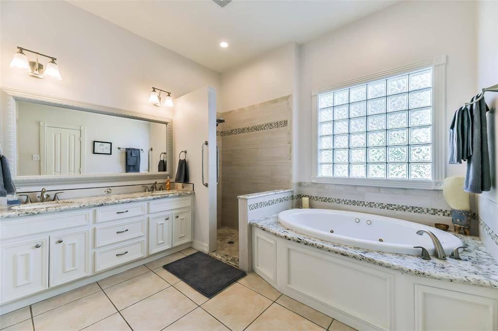 Main house en-suite bath