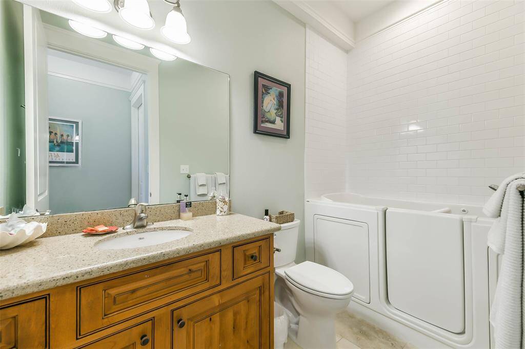 En-suite bath in guest house with walk-in tub