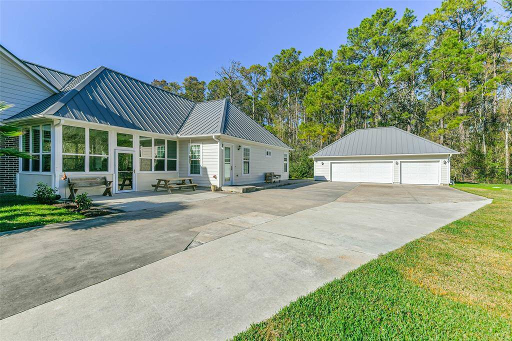 Expansive driveway