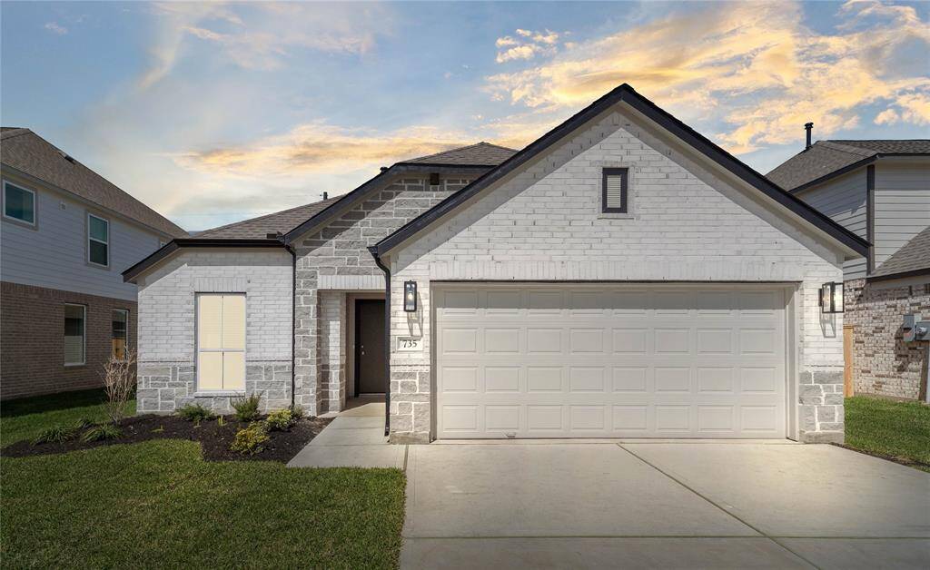 Welcome home to 735 Yard Master Trail located in Huntington Place and zoned to Fort Bend ISD.