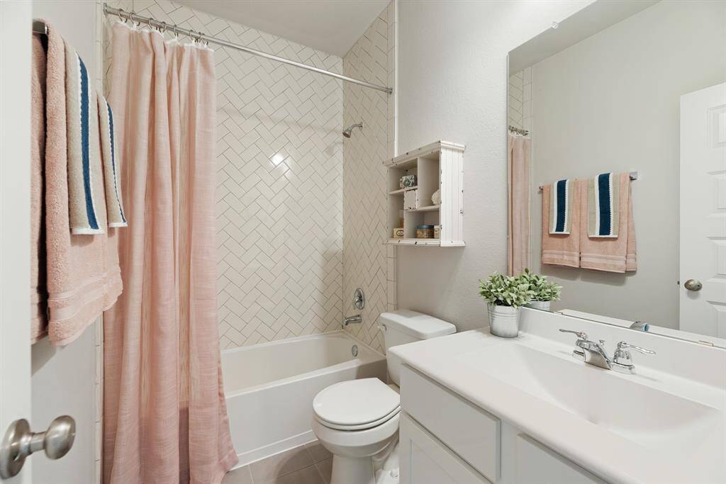 Hall bath (*Photo not of actual home and used for illustration purposes only.)