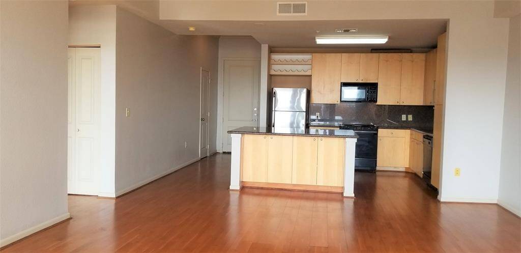 Open floorplan. Island kitchen. Front door and hallway closet.