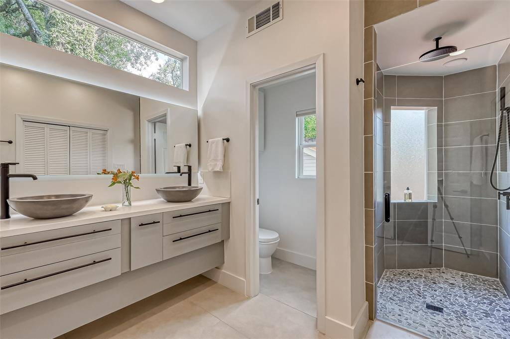 Primary bathroom, with walk-in Shower.