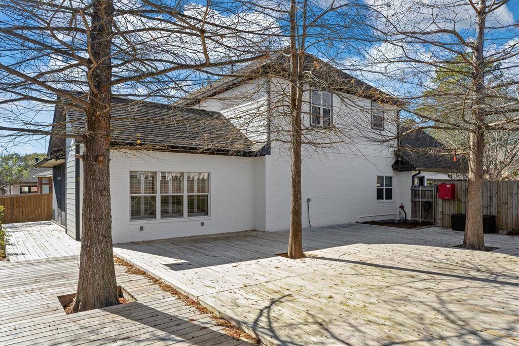 Massively expansive deck, perfect for hosting outdoor spring time parties.