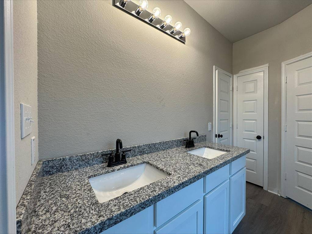 Owner's bath with dual sinks and granite countertops