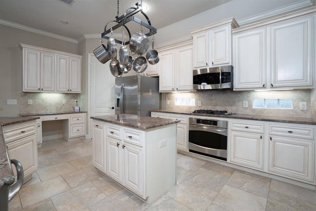 Large island with large pantry.