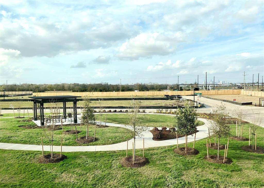 Community amenities include a covered picnic area and walking trail.