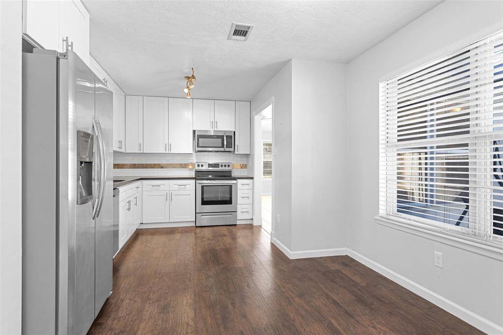 Fully updated kitchen.