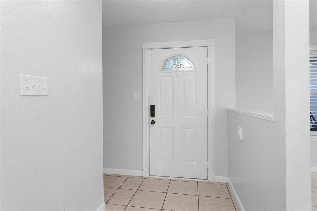 Entryway with pony wall.
