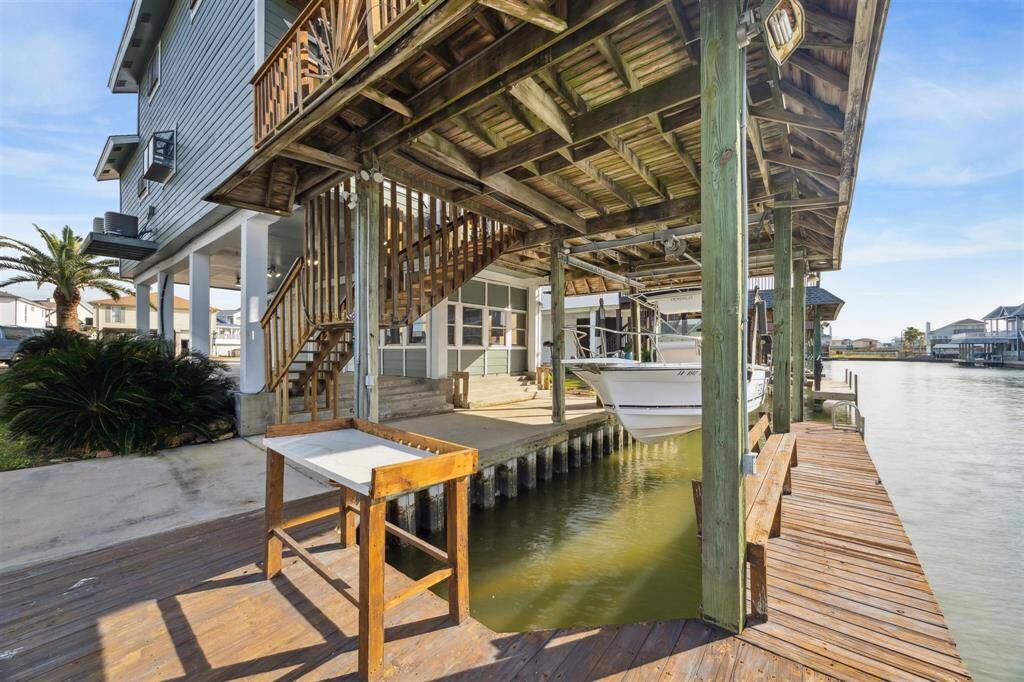 Boat slip for the large center consult fishing boats, new fish cleaning table to clean your catch righ off the dock