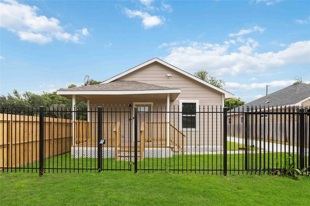 This charming home features a cozy porch, a neatly fenced yard, and a well-maintained lawn, perfect for first-time buyers seeking a secure and inviting space.
