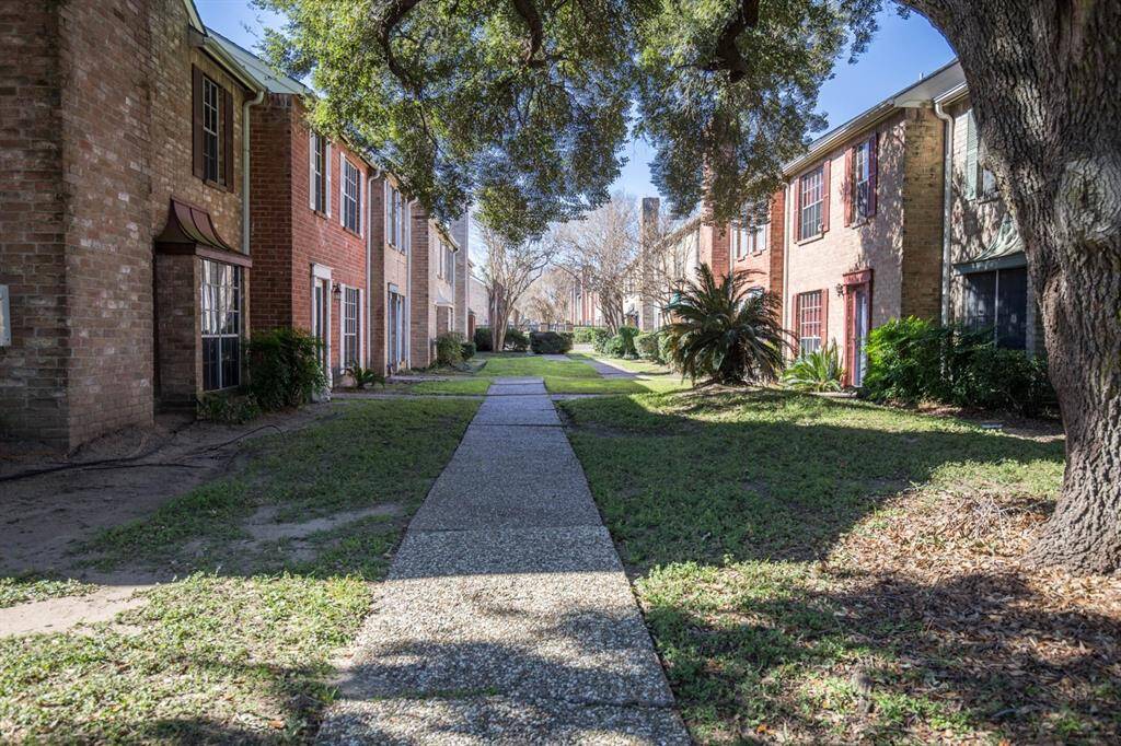GORGEOUS COURTYARD RIGHT OUTSIDE YOUR FRONT DOOR