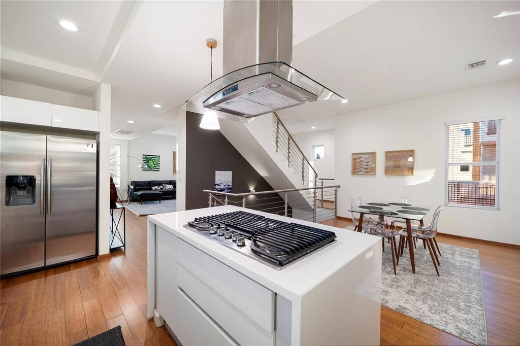 Gas cooktop located in the center island.