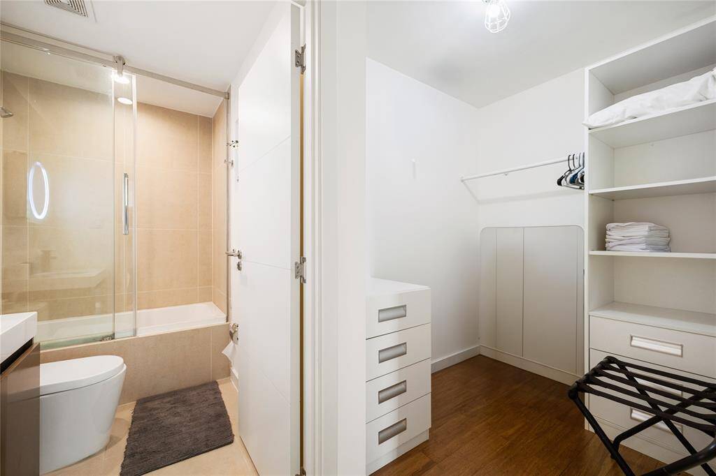 Full size bathroom on the 1st floor.