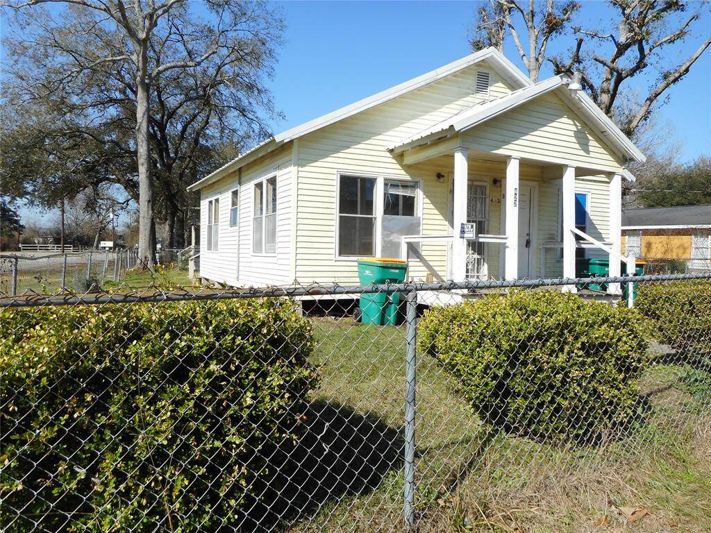 Metal roof, corner lot and nice front porch