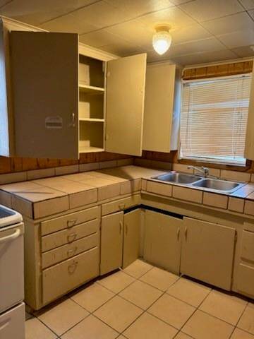 Nice sized kitchen with lots of cabinets