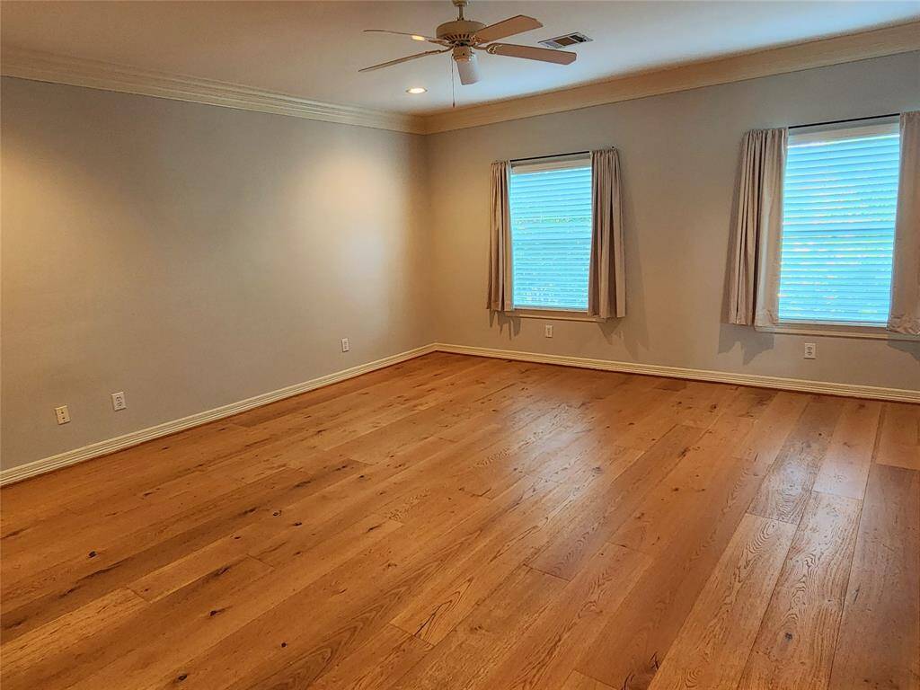 Very large priary suite with windows overlooking the green space and trees in the backyard.