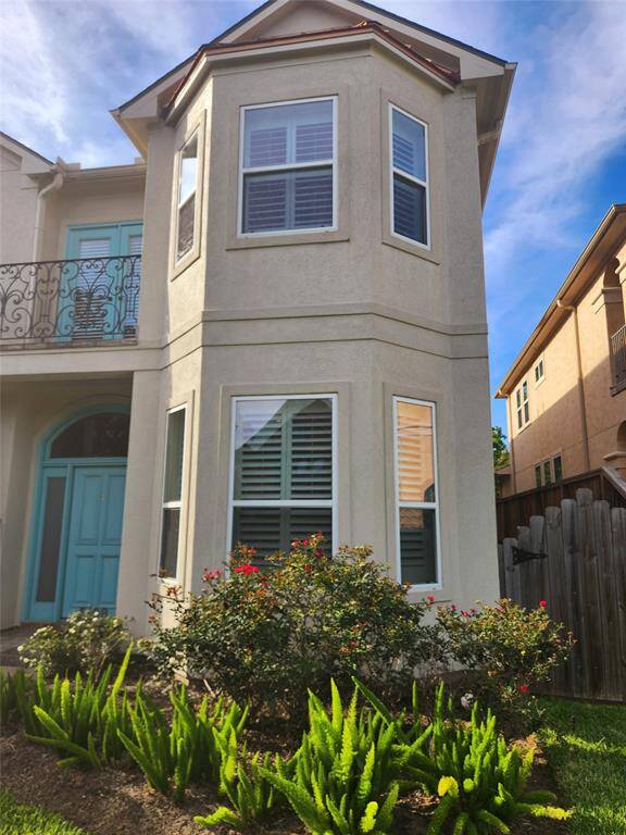 Great architectural features on the exteriror of this home.