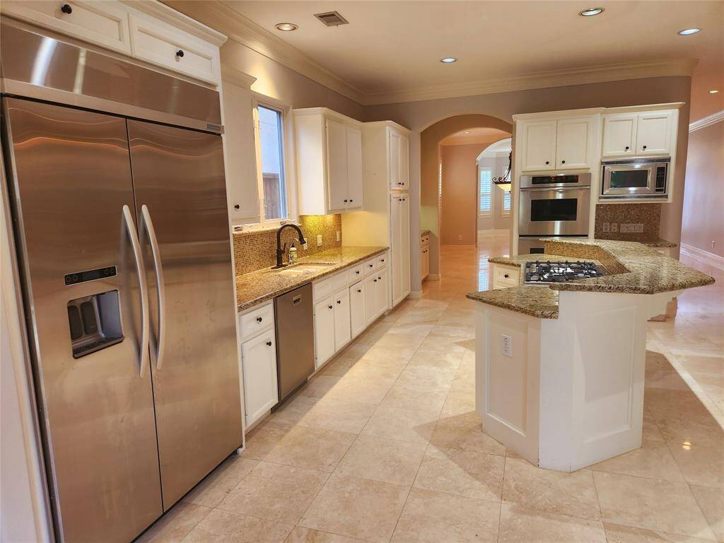 Gorgeous open-concept kitchen. Tons of natural light. Great appliances and features throughout.