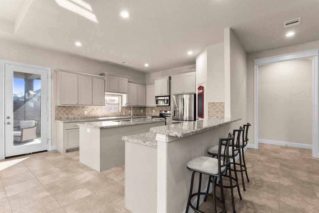 Breakfast bar and kitchen