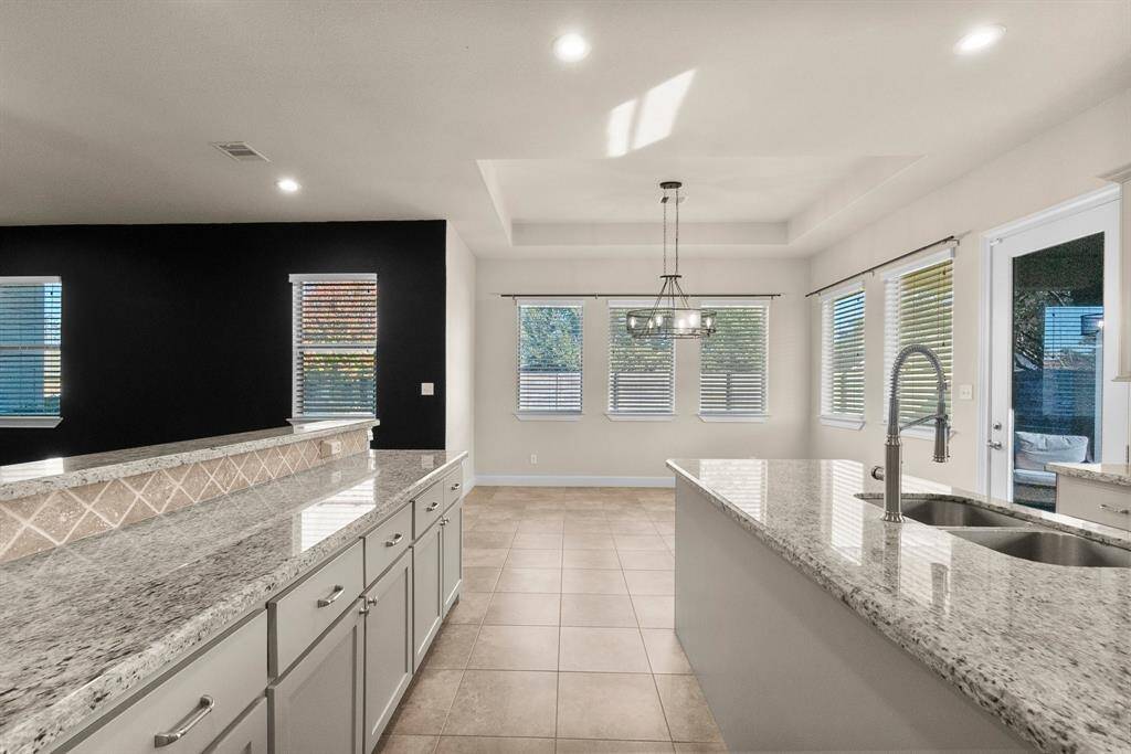 Ample prep area for cooking & entertaining