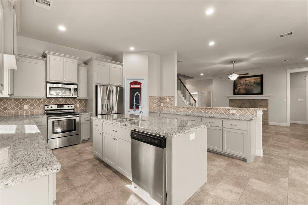 Separate island with double sink and dishwasher