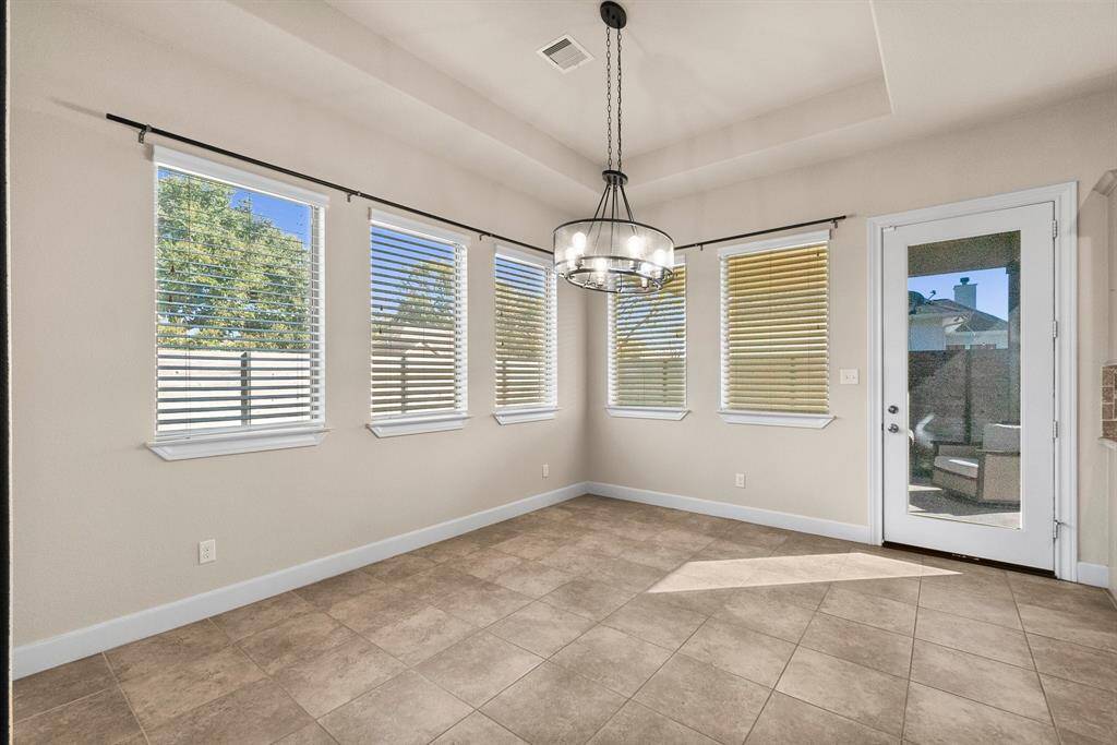Bright and comfortable dining area