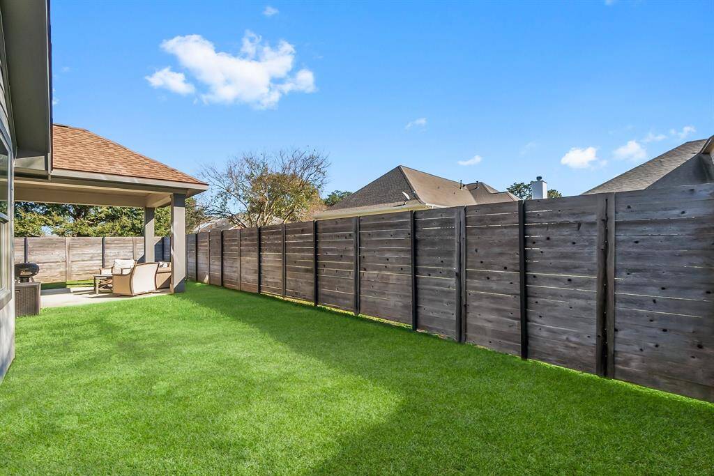 Private fully fenced back yard