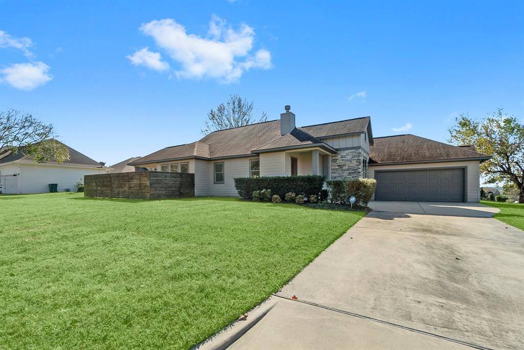 Driveway to attached garage from Park View Drive