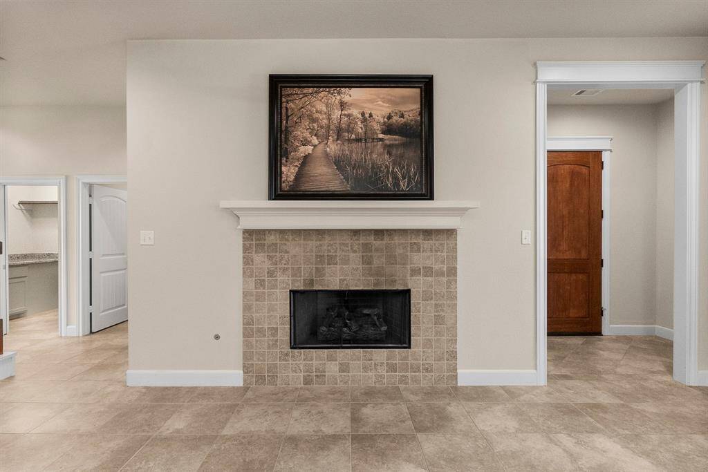 Gas log fireplace