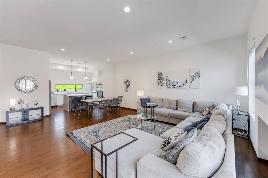 Kitchen / dinning combo.