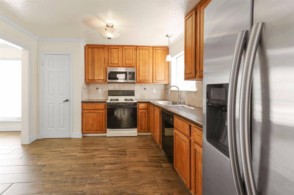 Spacious kitchen with plenty of cabinets