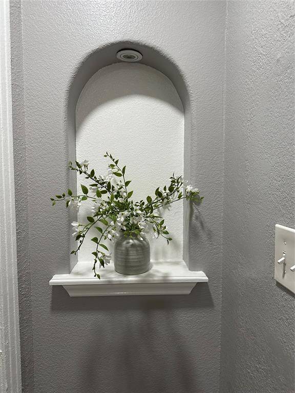 Nice Nook to display your favorite picture or flowers