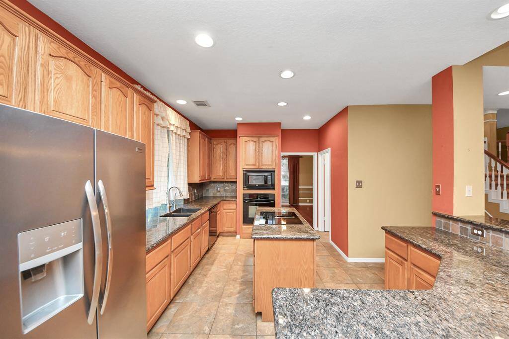 The kitchen offers plenty of prep space for your pickiest chef!