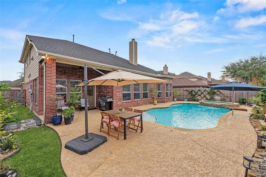 With the breakfast area nearby, it's easy for family members to enjoy casual meals together or for guests to chat with the cook while meals are being prepared.