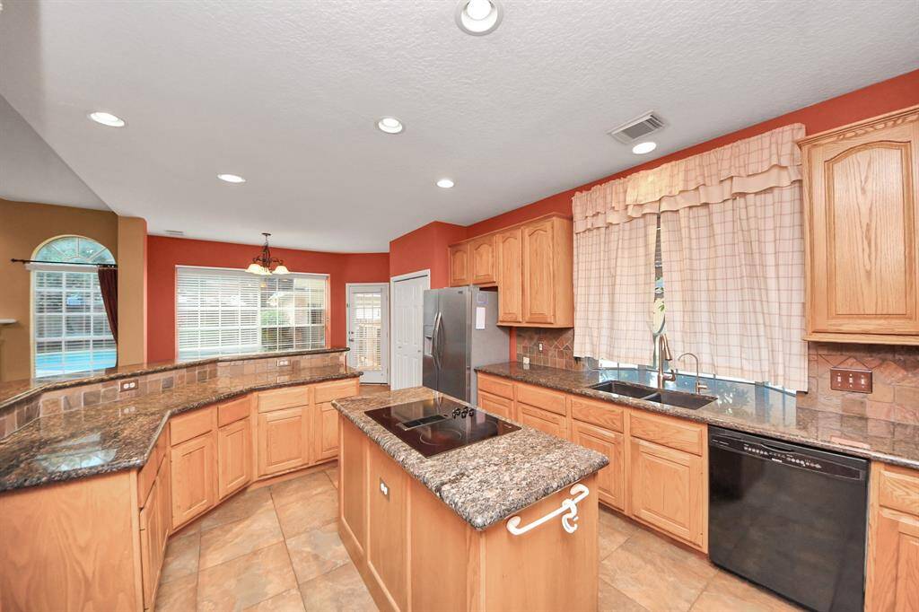 These beautiful granite counter tops pull so many colors -