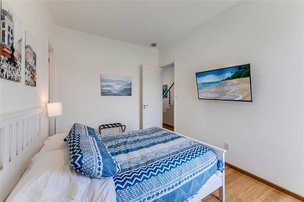 Secondary bedroom.