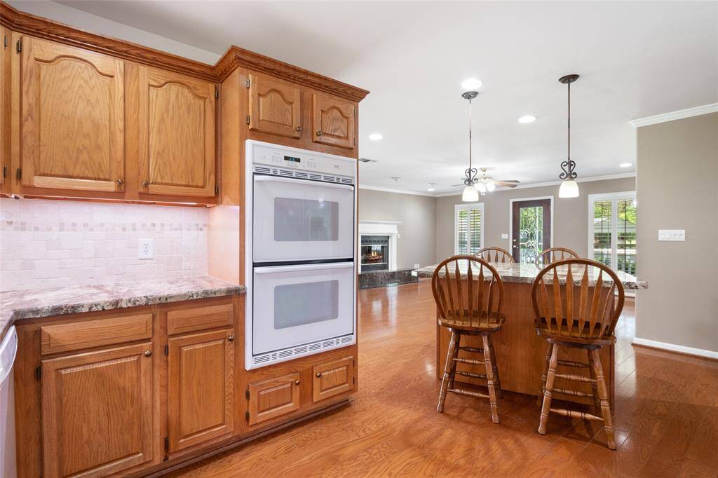 Double ovens with convection control.
