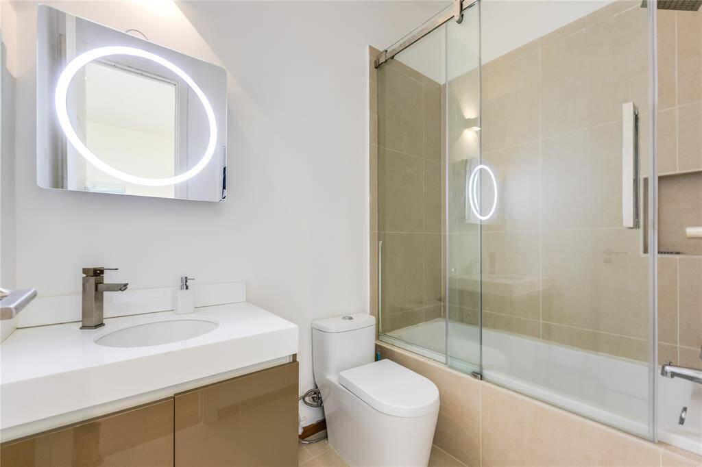 Secondary full bathroom.