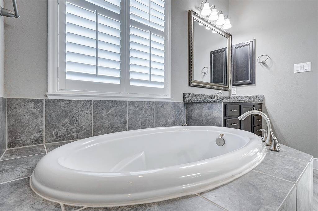 Large soaking tub in the primary bath.