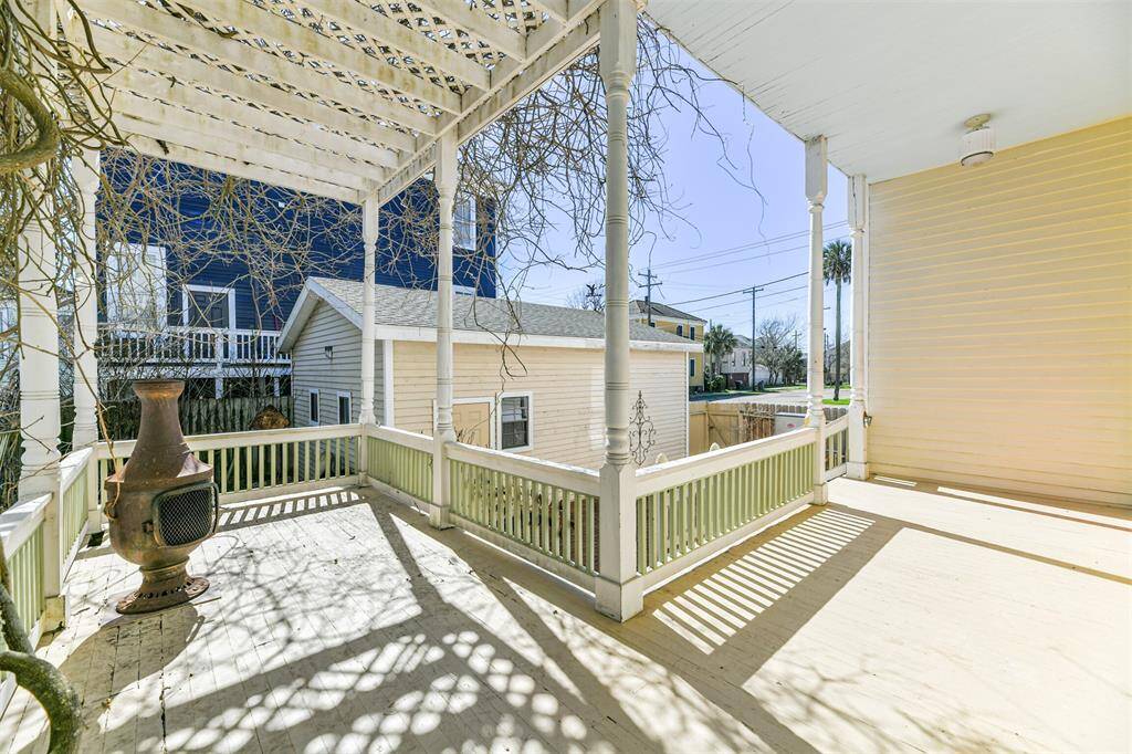 Step out the back door to this L-shaped veranda that's the perfect spot to enjoy your morning coffee or an evening cocktail while the salty sea breeze dances around.