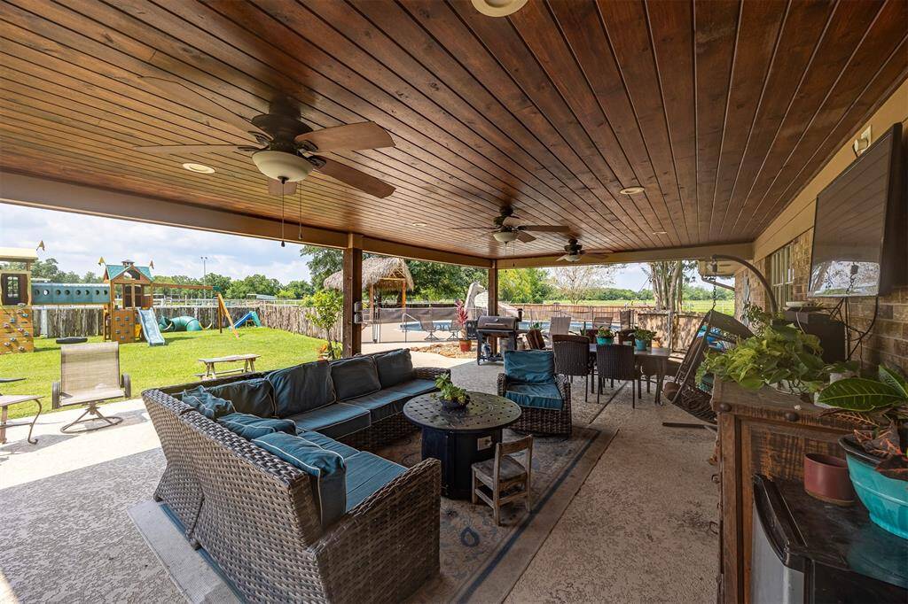Covered patio great for entertaining