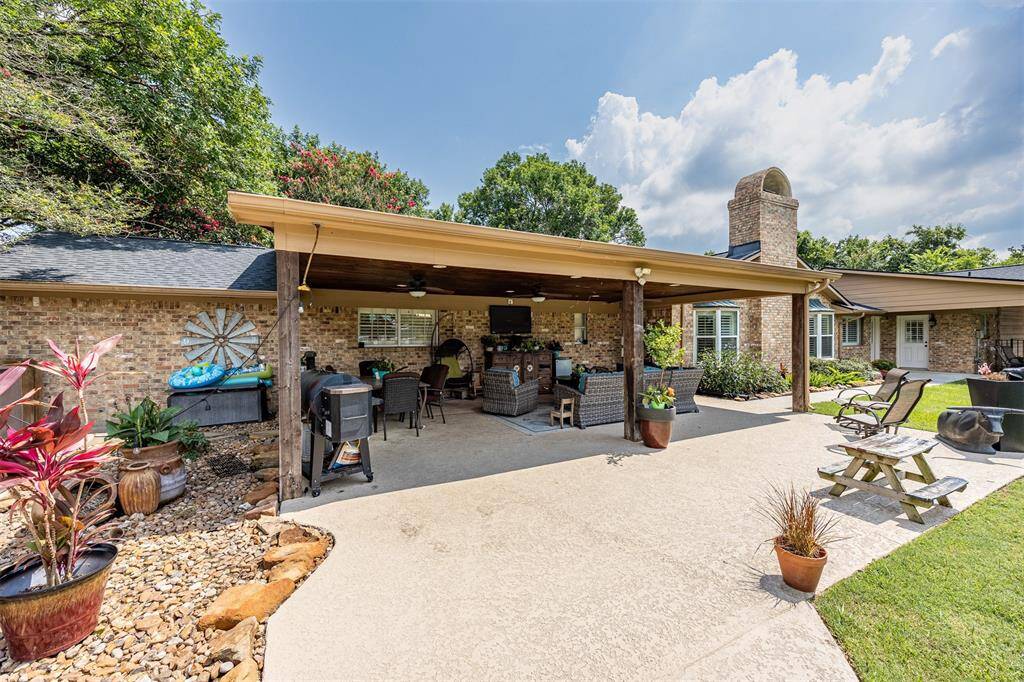Coverd patio perfect for entertaining